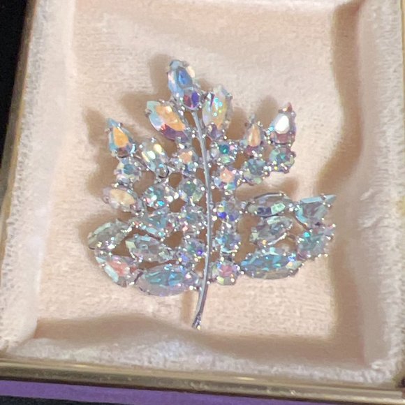 B David Silver Tone Brilliant Aurora Borealis Figural Leaf Brooch Signed (3944) - Picture 2 of 7